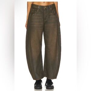New We The Free Women's barrel Jeans. Size 27